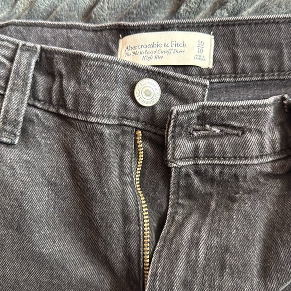 Abercrombie & Fitch The 90's Relaxed Cutoff Short High Rise in Black. Size 10. - Picture 4 of 5